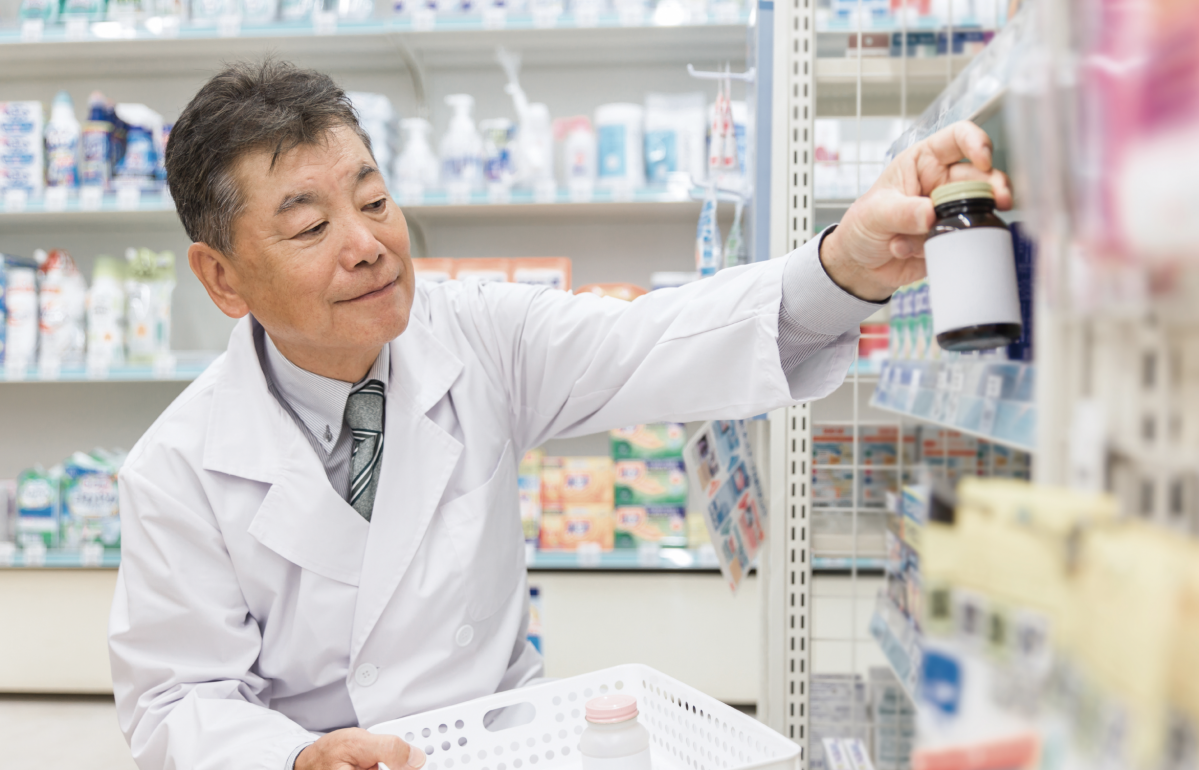 가격대별 인기 생일선물 추천 리스트 관련 이미지 - 약사가 약국 진열대에서 약품을 정리하고 있습니다. 전문적인 환경에서 약품 관리의 중요성을 나타냅니다.
