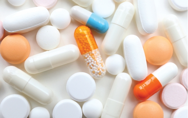 센스 있는 생일선물 포장 아이디어 5가지 관련 이미지 - 여러 가지 색상과 형태의 알약과 캡슐이 한데 모여 있는 모습입니다. 의약품, 건강 보조제 또는 비타민 등 다양한 용도로 사용될 수 있는 약품들을 보여줍니다.