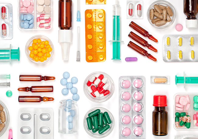 자주 묻는 질문 (FAQ) 관련 이미지 - 흰색 배경에 알약, 캡슐, 주사기, 앰플 등 여러 종류의 의약품과 의료용품이 정돈되어 있습니다. 건강, 의학, 약학 관련 콘텐츠에 활용하기 적합합니다.