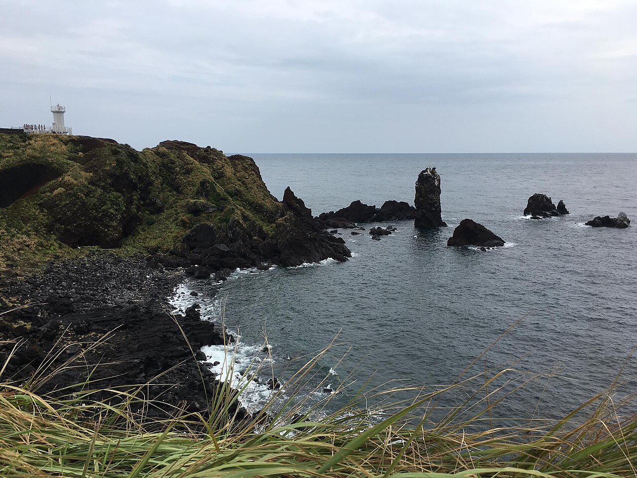 추천 맛집: 별돈별 관련 이미지 - 한 가족이 전통 한식당에서 다양한 반찬과 메인 요리를 즐기며 행복한 시간을 보내고 있습니다. 따뜻하고 정겨운 분위기 속에서 식사하는 모습입니다.